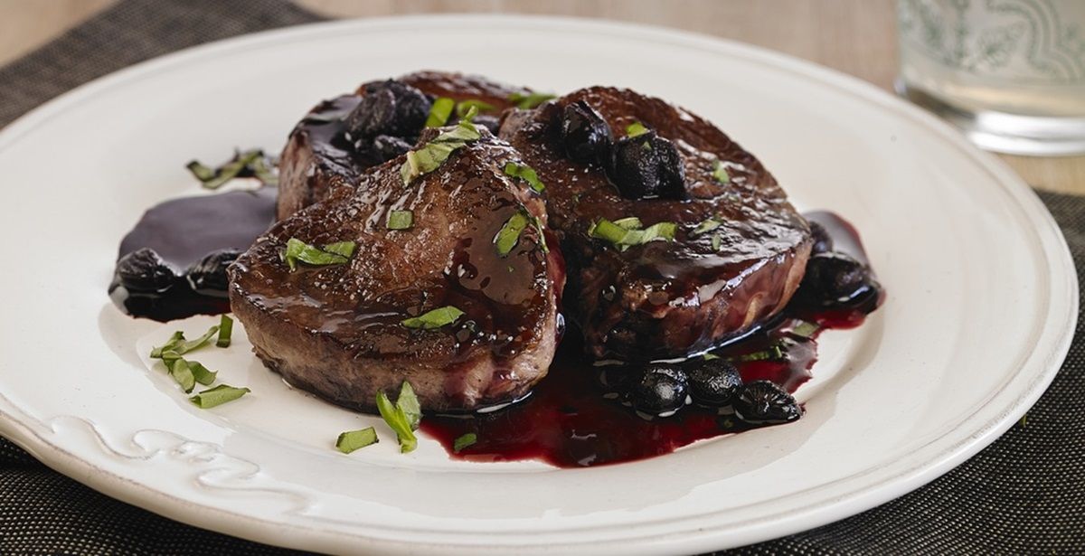 Escalopes de filé com molho de vinho e alcaparras