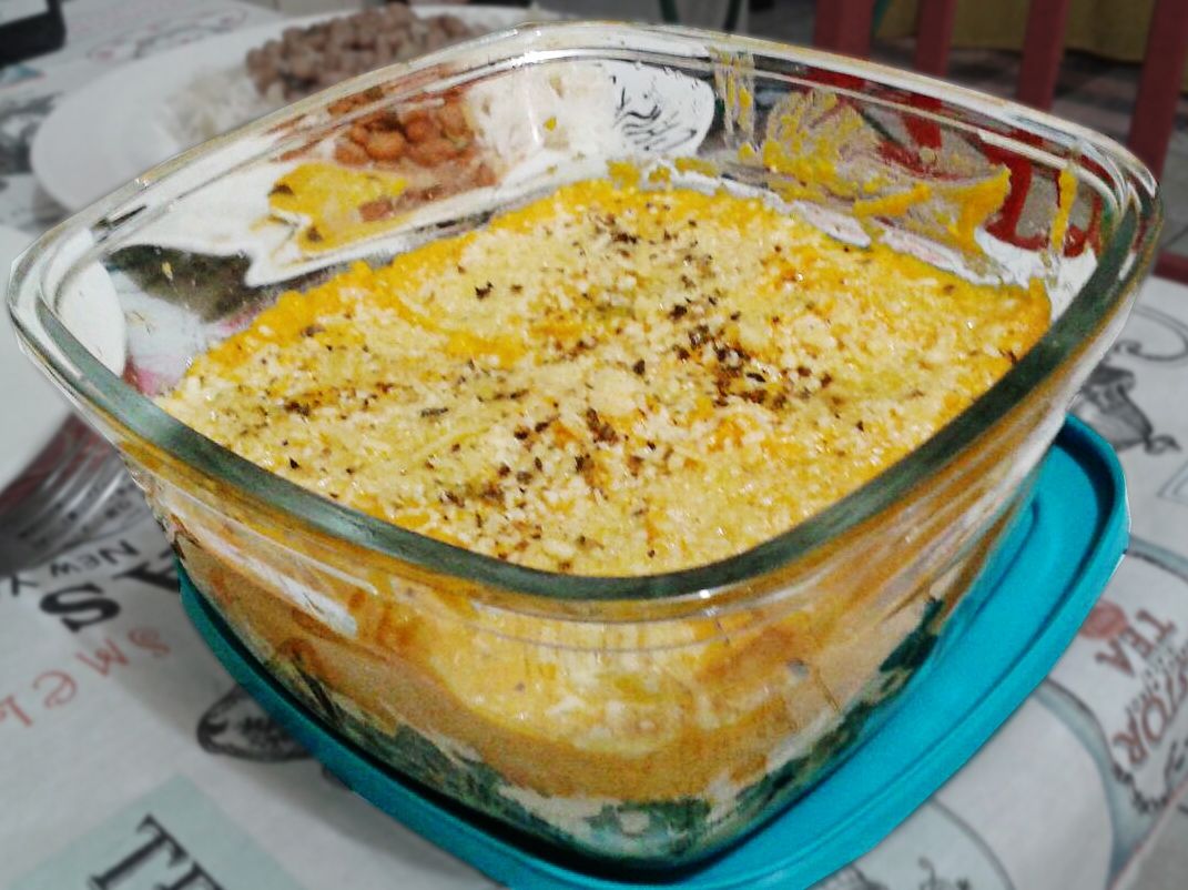 Escondidinho de abóbora com couve e queijo