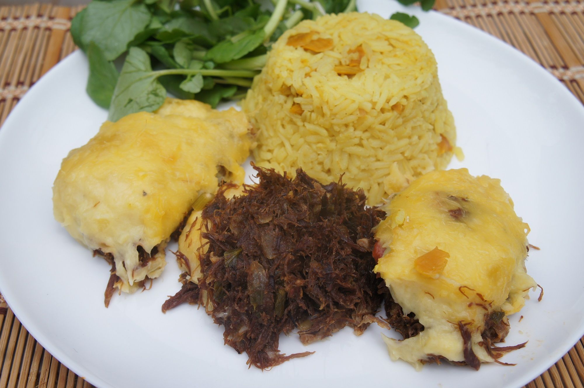 Escondidinho de mandioca com carne de sol e arroz com pequi