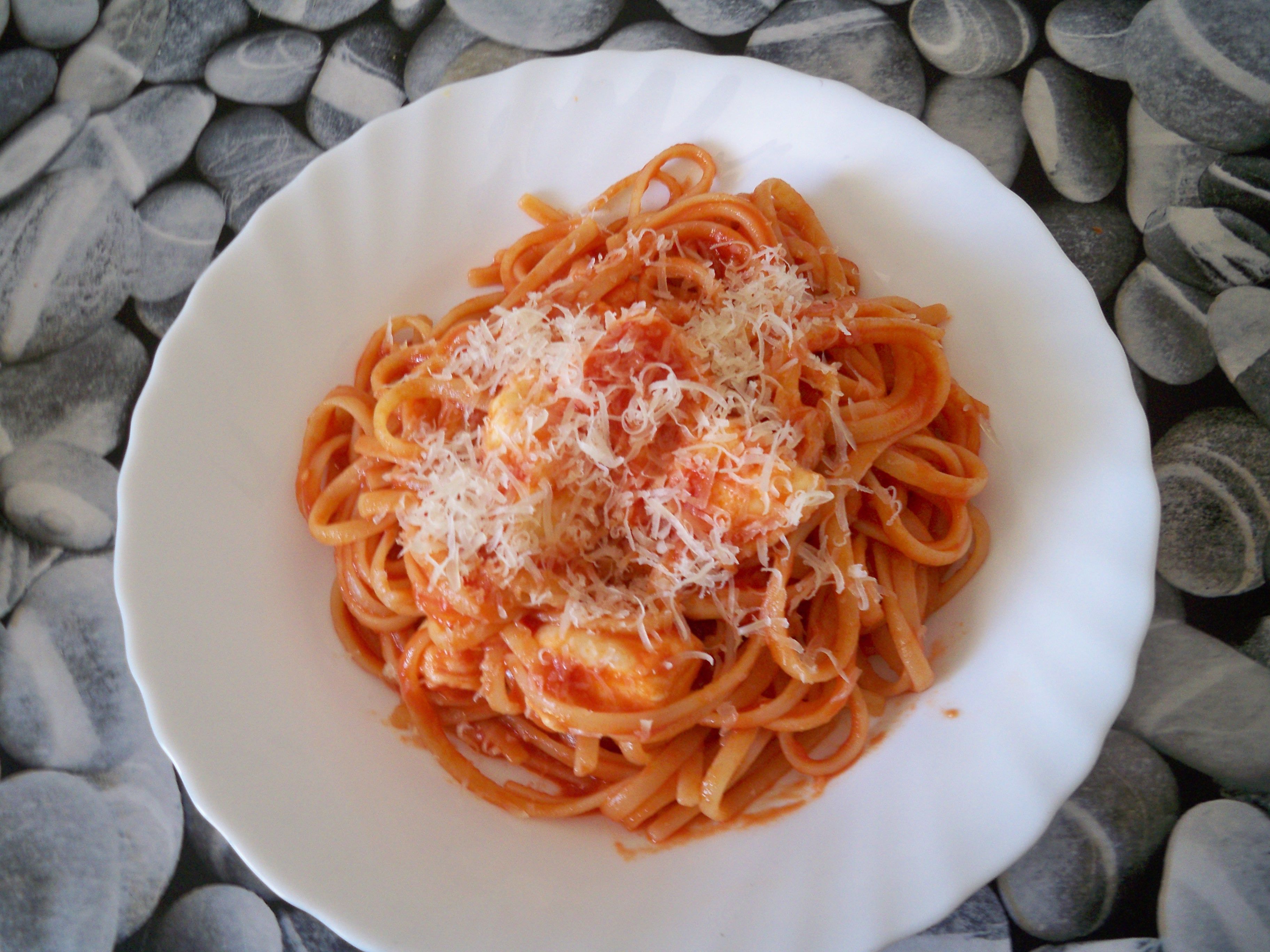 Espaguete ao molho de tomate com mussarela