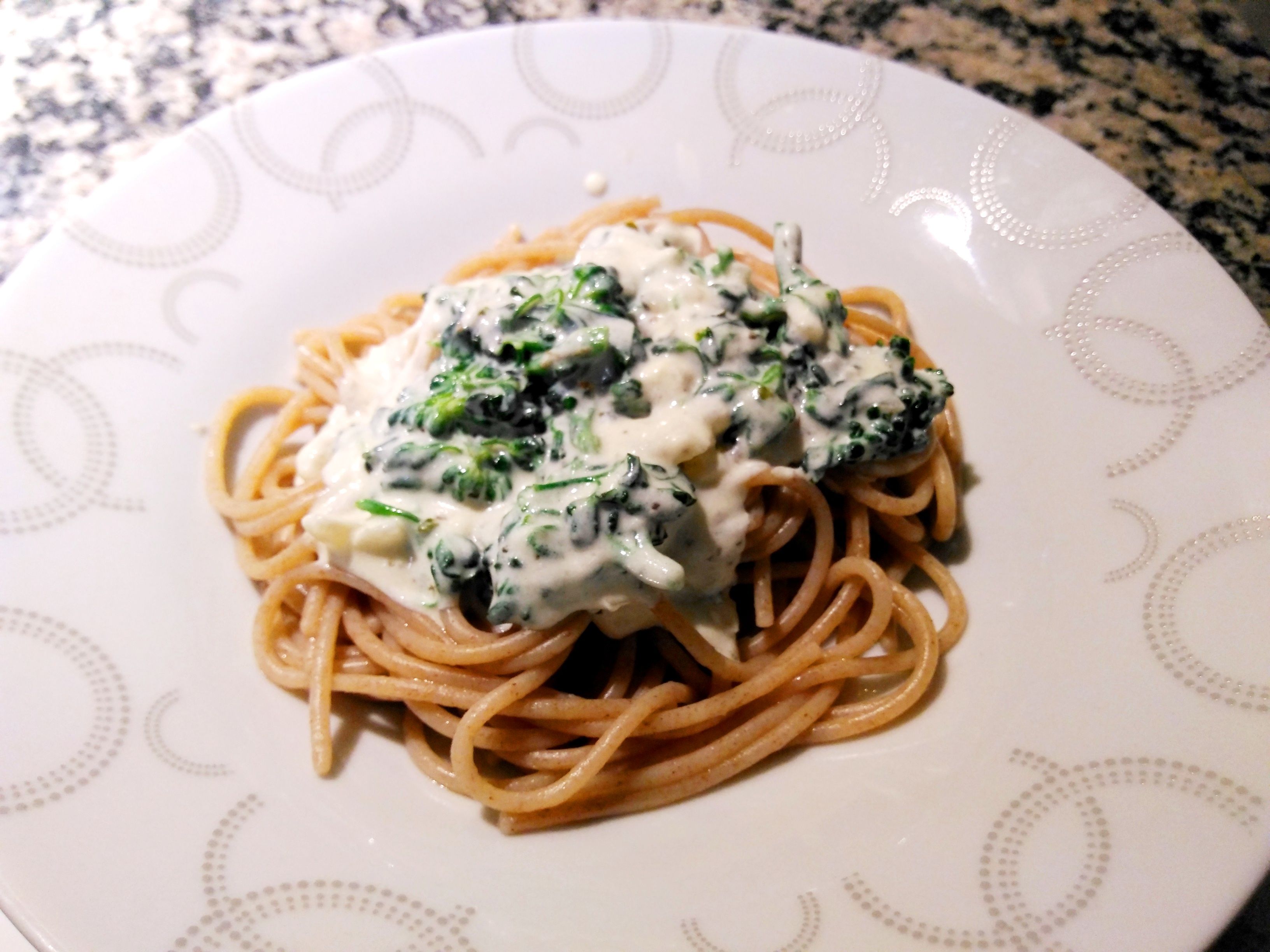 Espaguete ao molho gorgonzola e brócolis