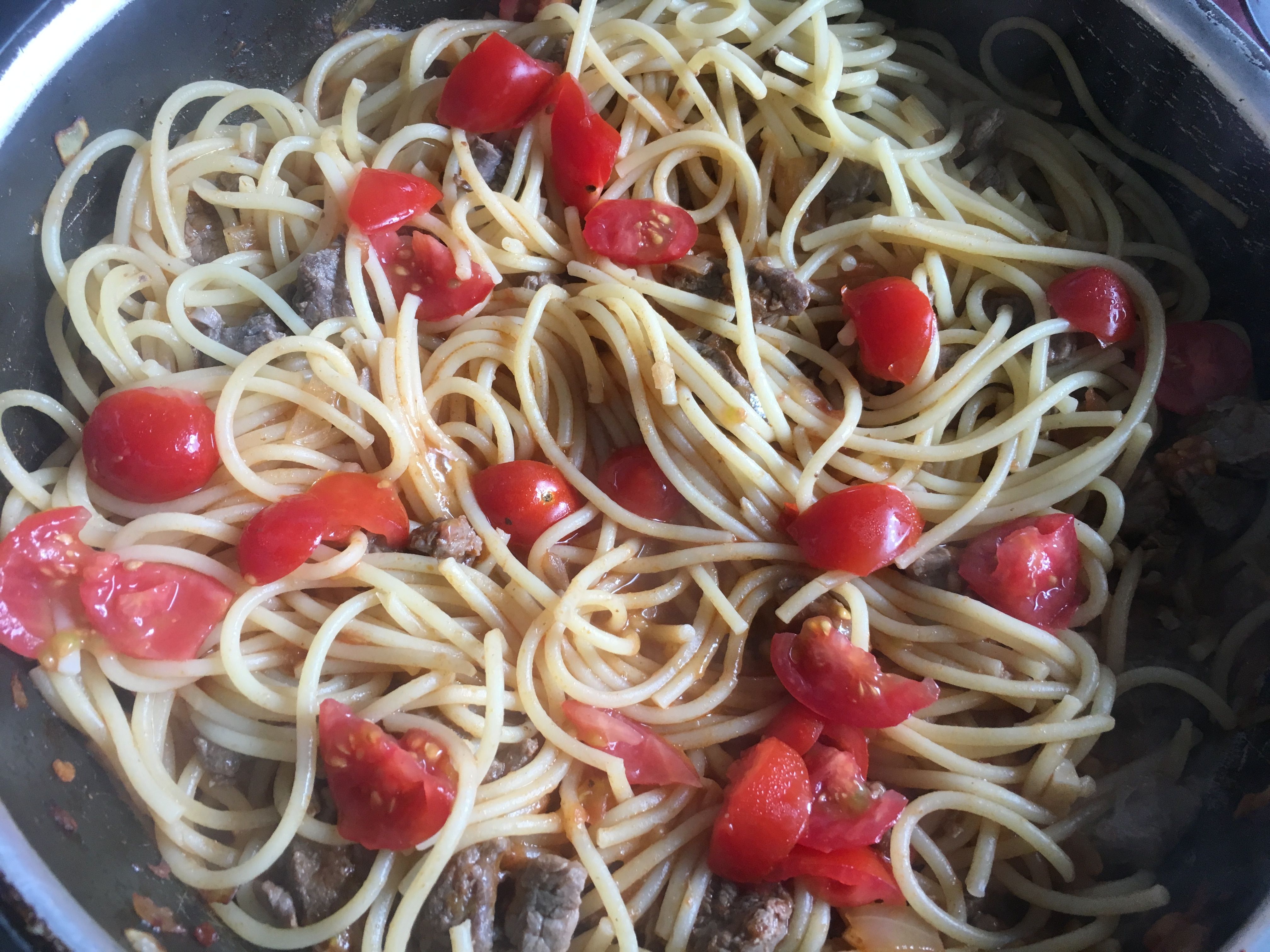 Espaguete com mignon ao molho de tomate