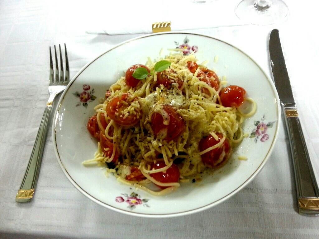 Espeguete com Tomates Cereja, Mussarela de Búfala e Manjericão