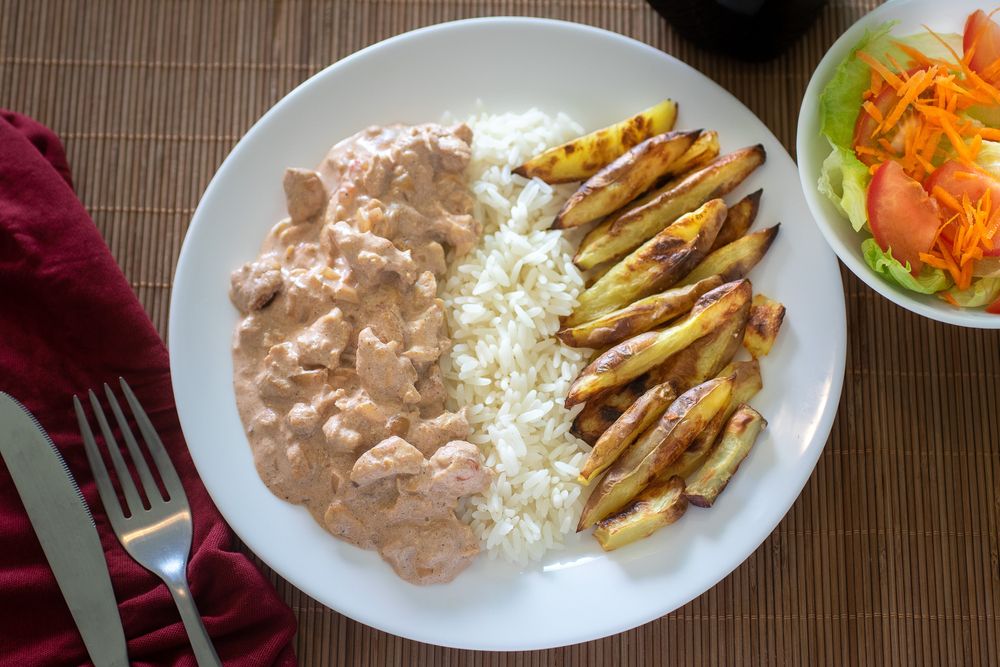 Estrogonofe com queijo e batata frita