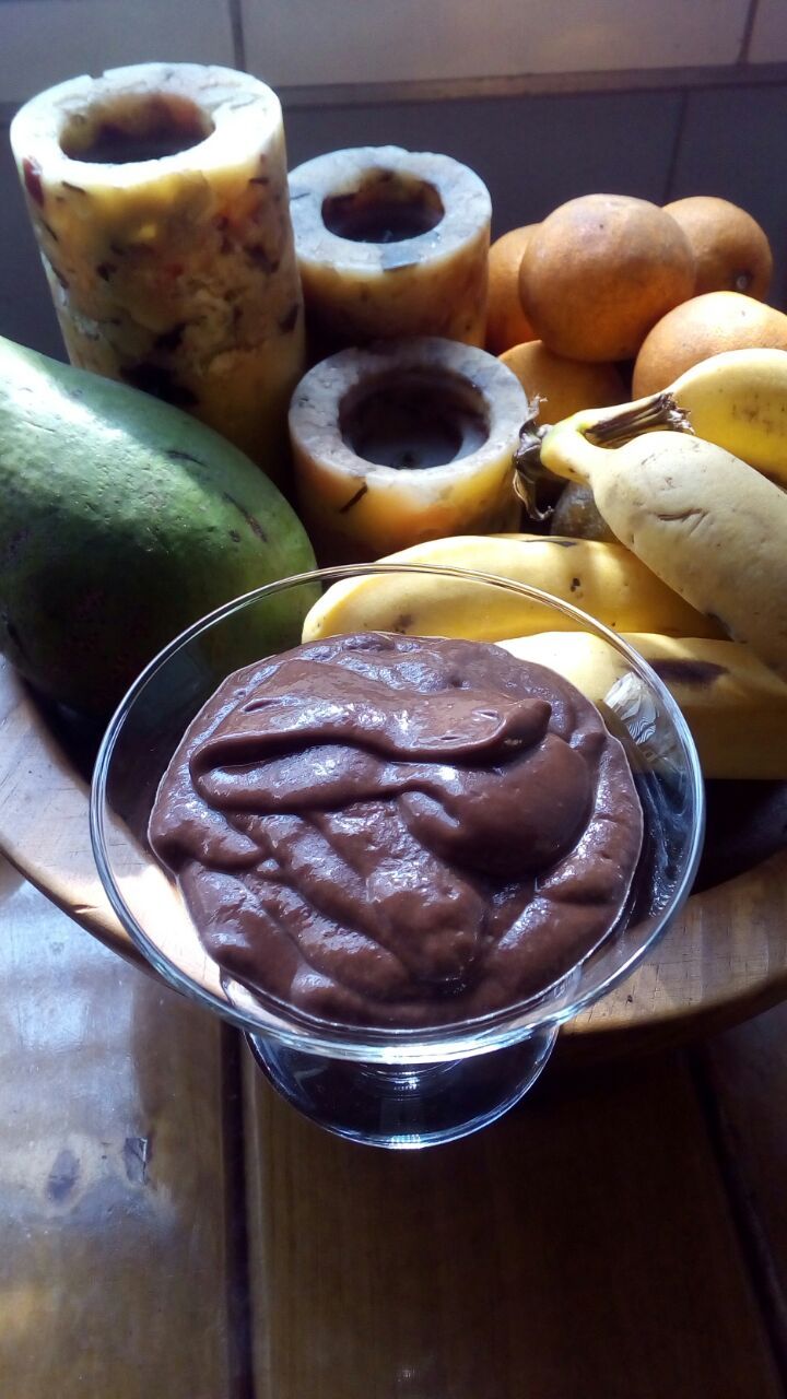 Falsa mousse de chocolate com abacate e banana