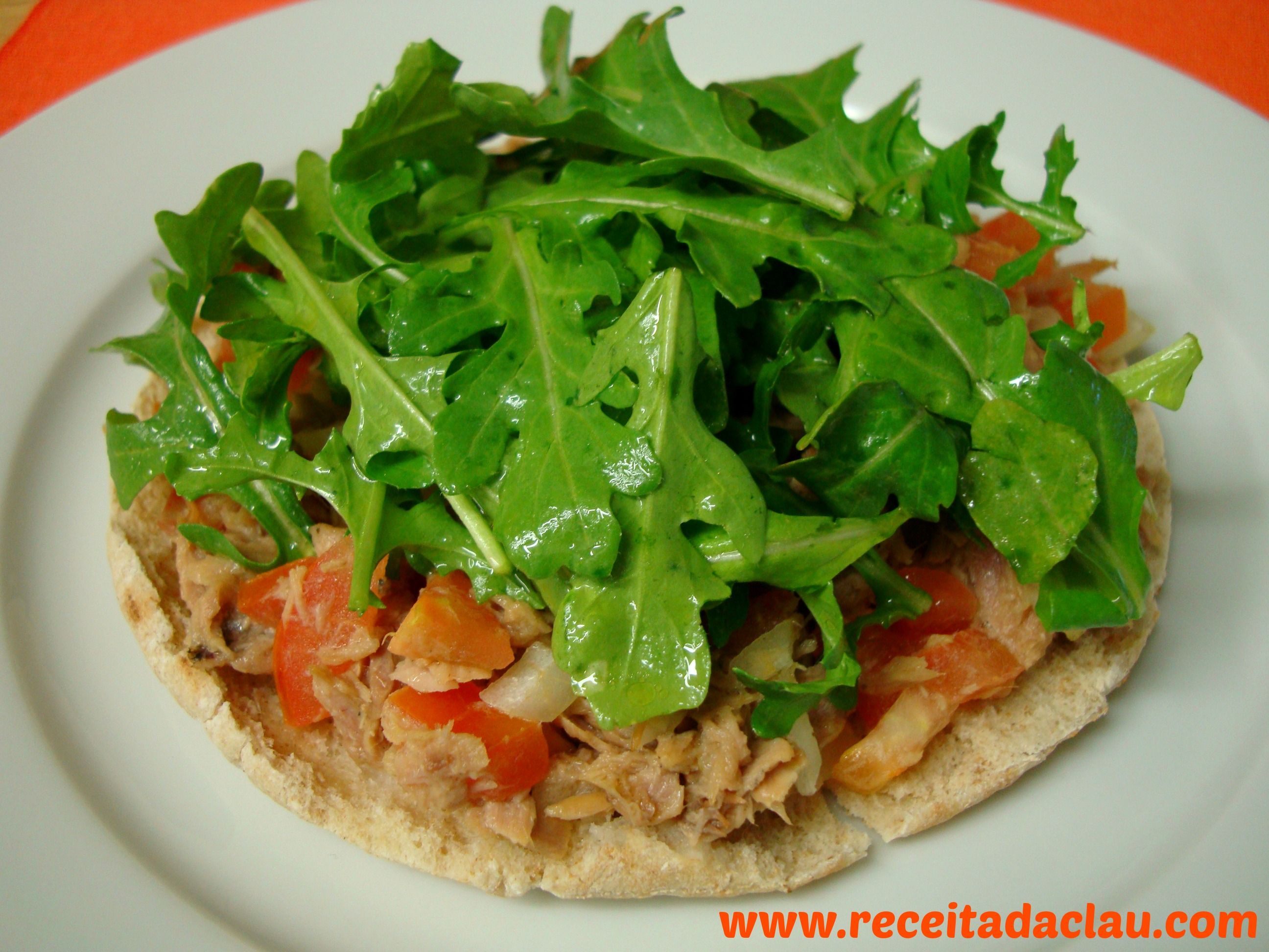 Falsa pizza de atum com rúcula