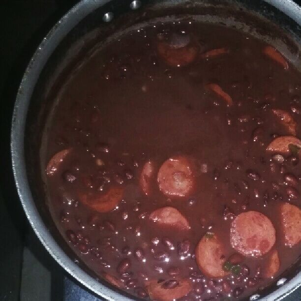 Feijão com linguiça de churrasco