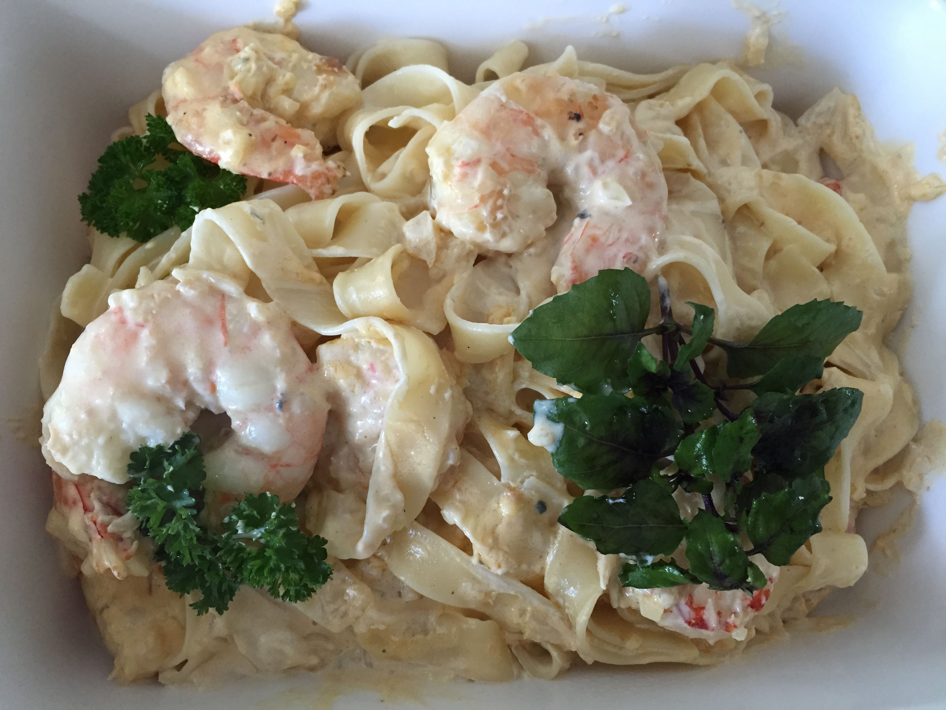 Fettuccine com camarões ao molho de nata e gorgonzola