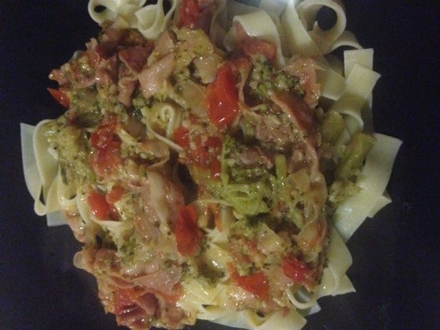 Fettuccine com presunto parma, tomates cereja e brócolis