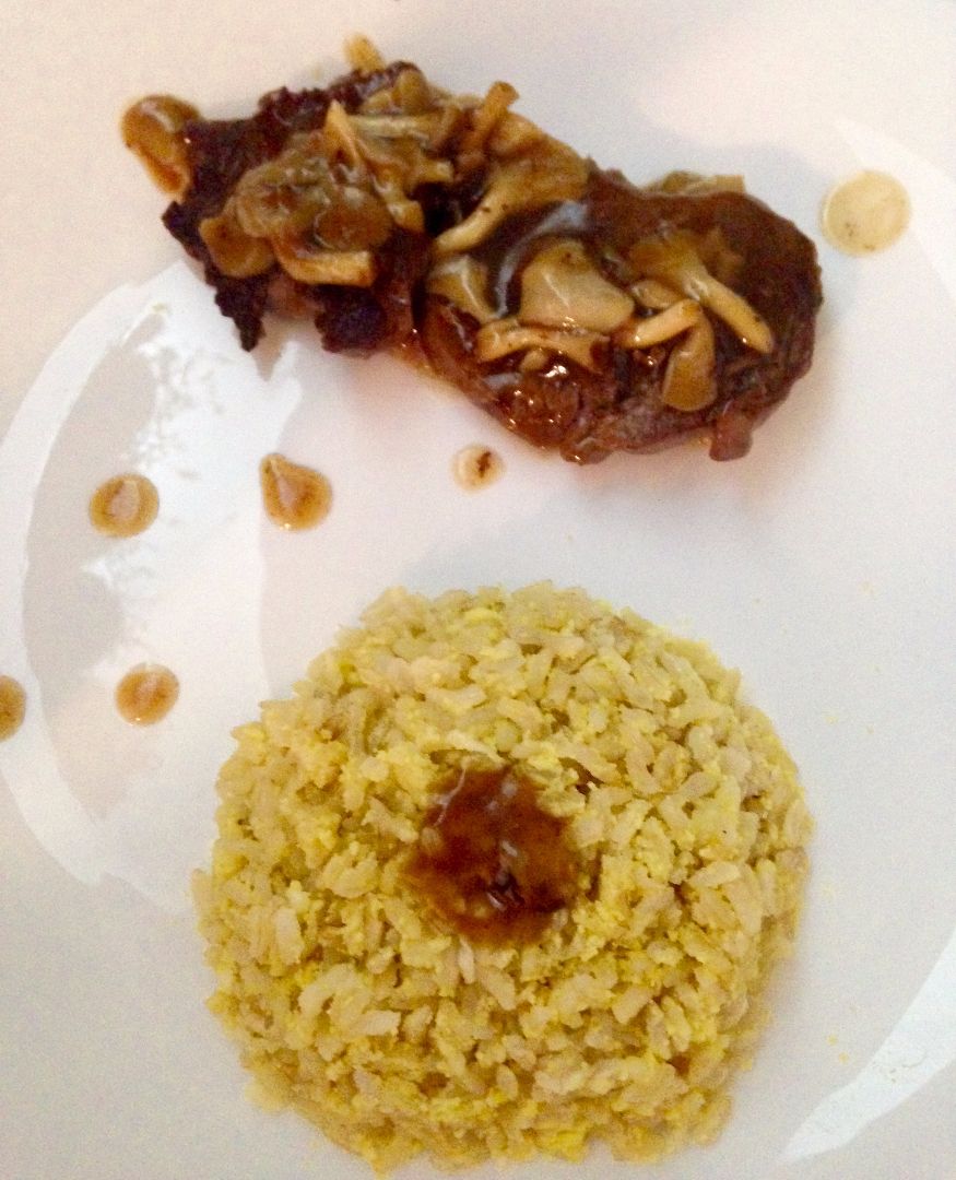 Filé ao molho madeira com shimeji e arroz amarelo