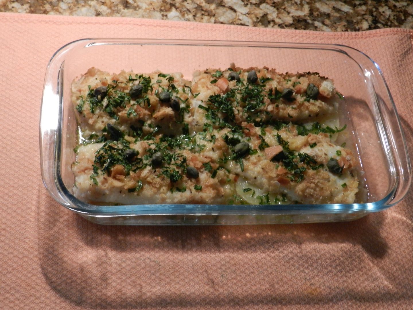 Filé de linguado assado com crostas de pão e cheiro verde