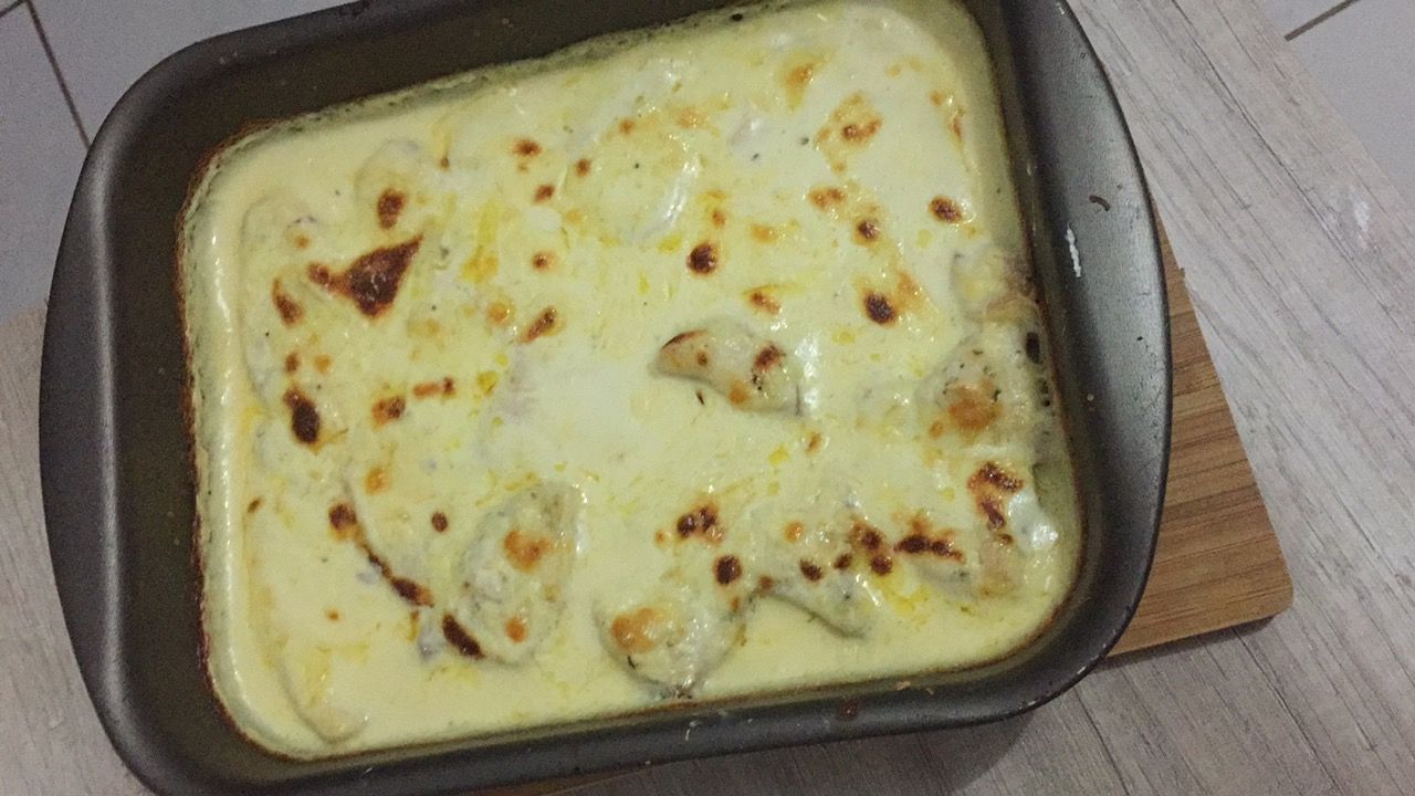 Filé de peixe ao molho de queijos gratinado