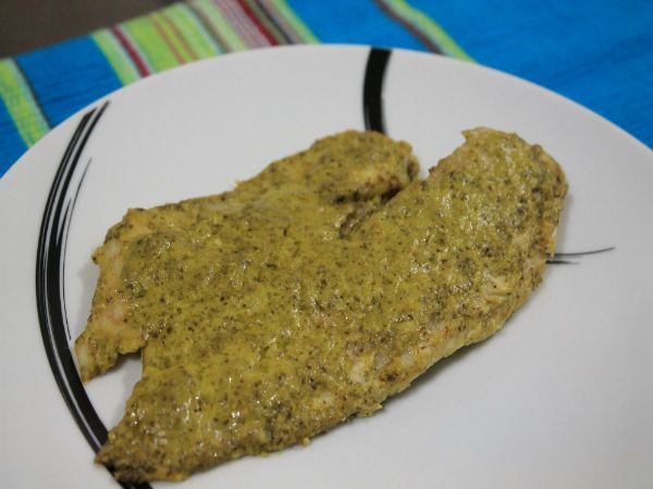 Filé de peixe assado ao molho pesto