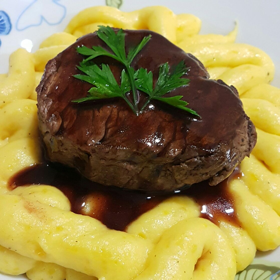 Filé mignon com molho de vinho tinto, acompanhado de purê de mandioquinha