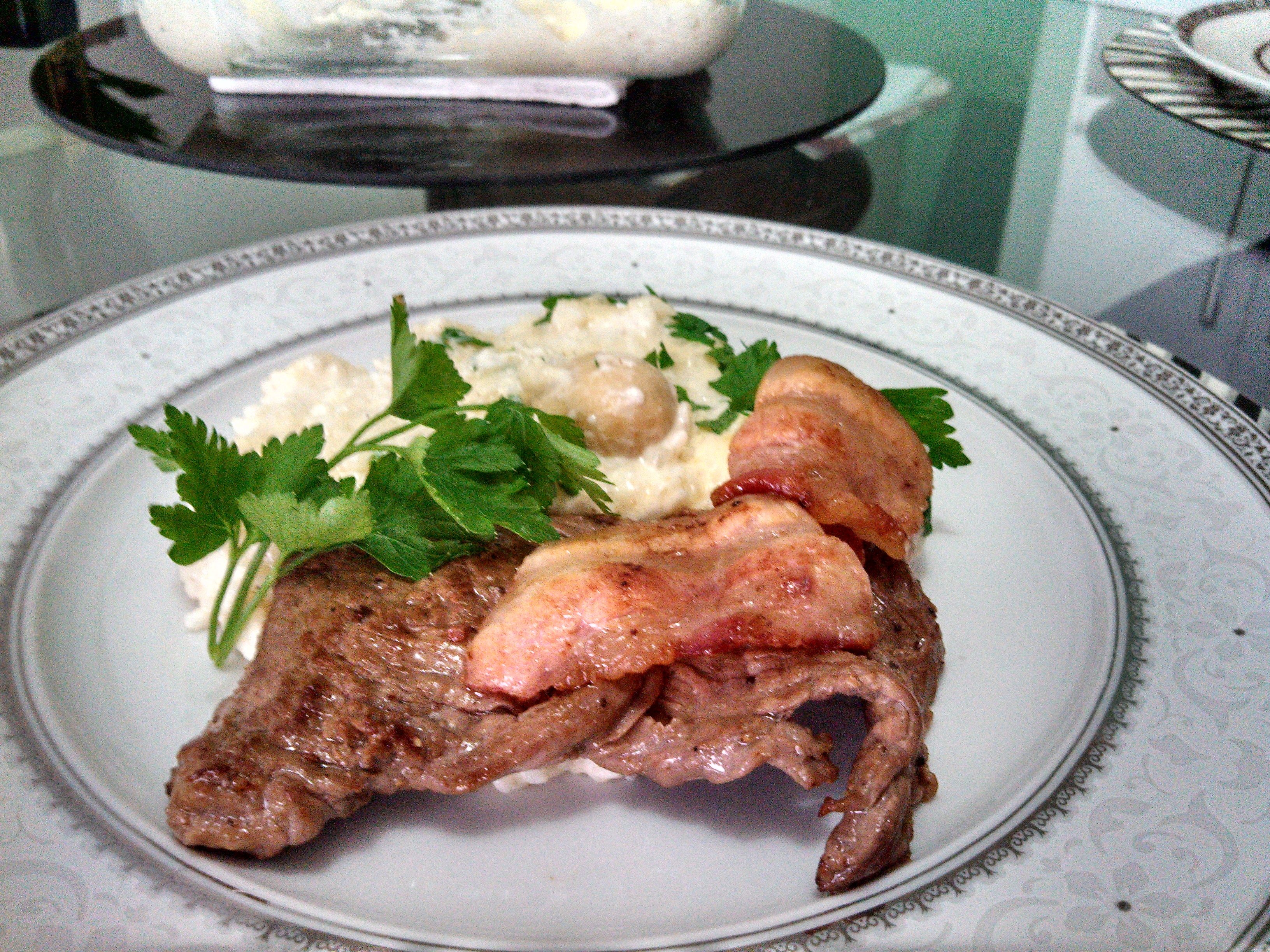 Filé mignon e bacon grelhados com com arroz a piamontese