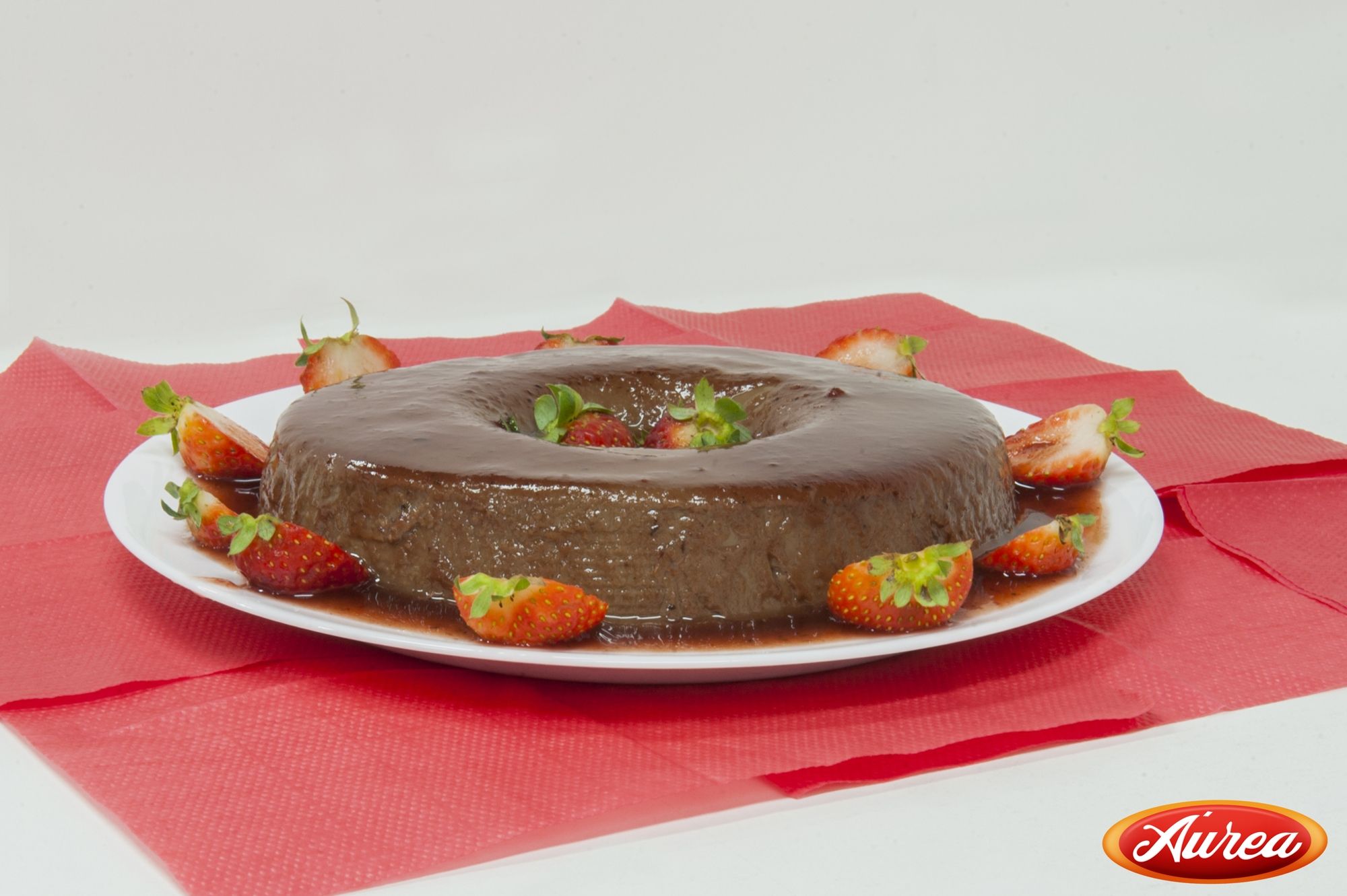 Flan de chocolate com calda de morango