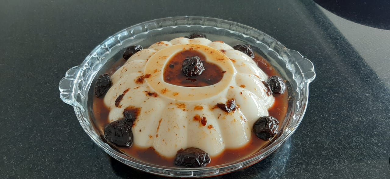 Flan de coco com ameixa