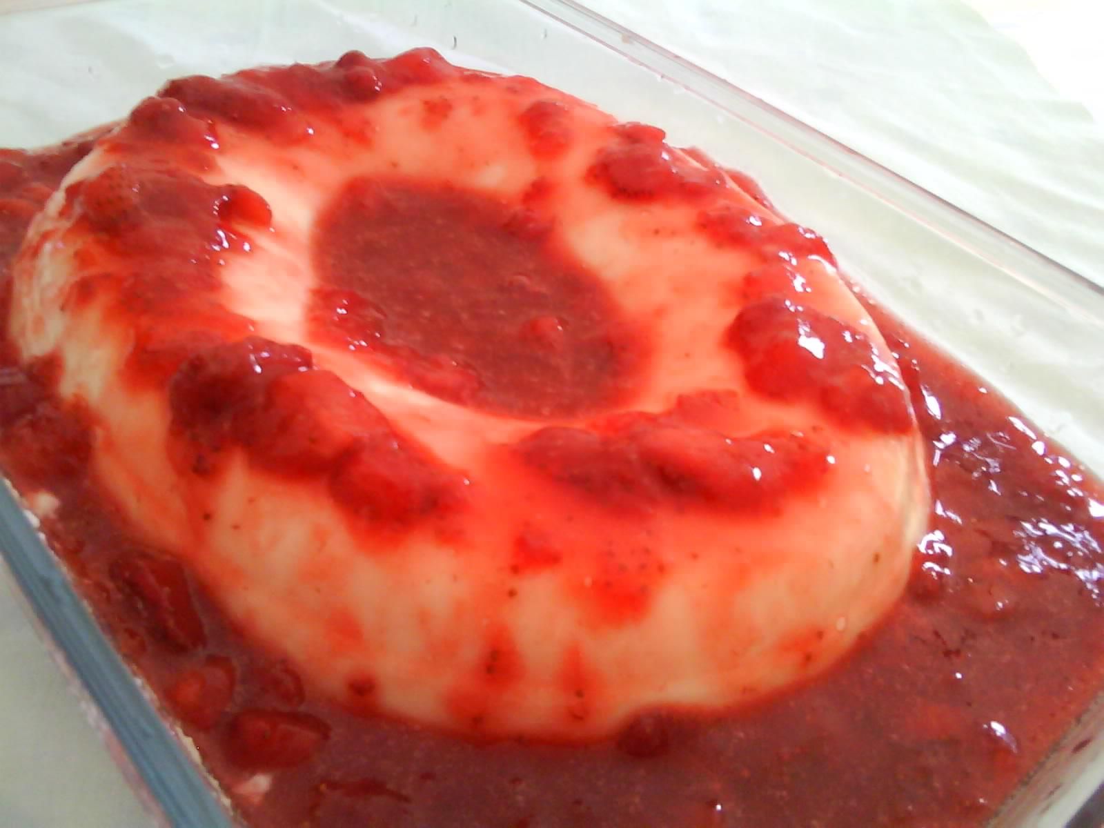 Flan de coco com calda de morango