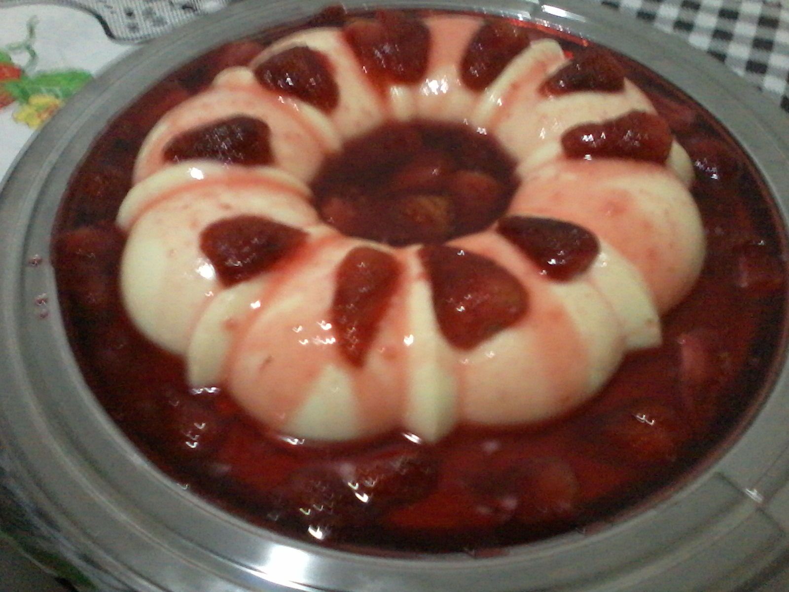 Flan de cream cheese com compota de morango