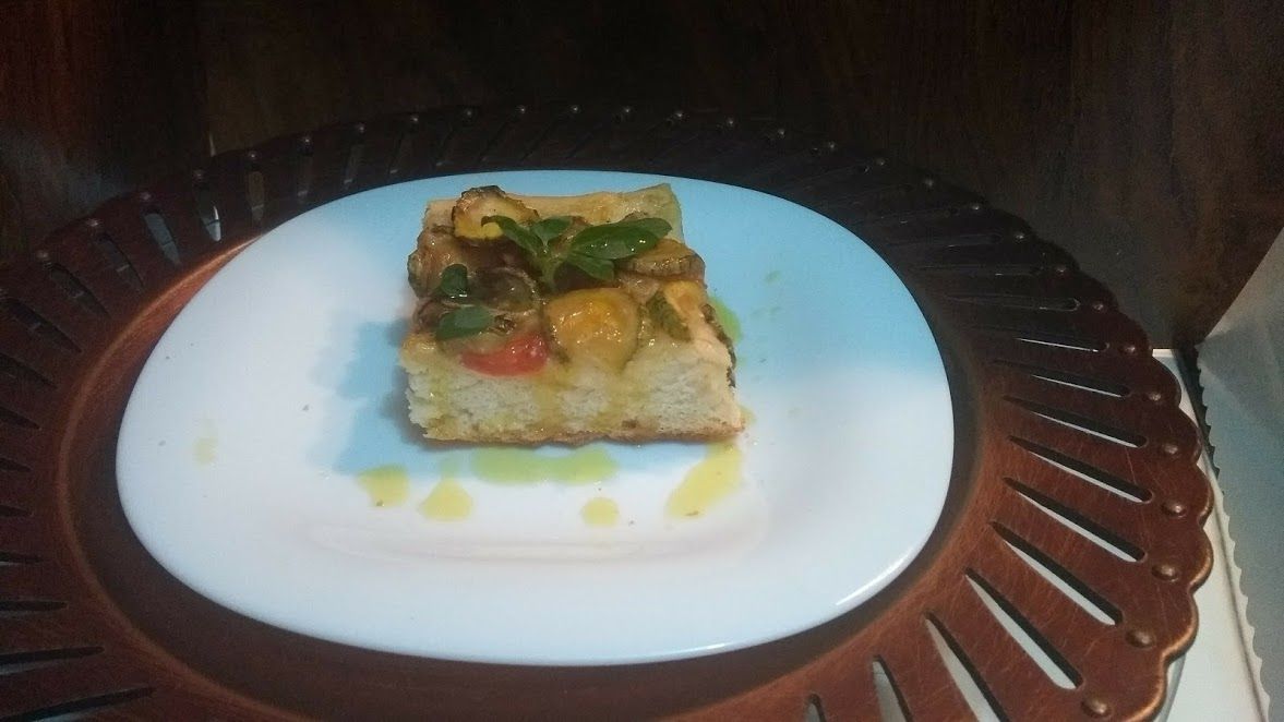 Focaccia de abobrinha, parmesão e tomate cereja