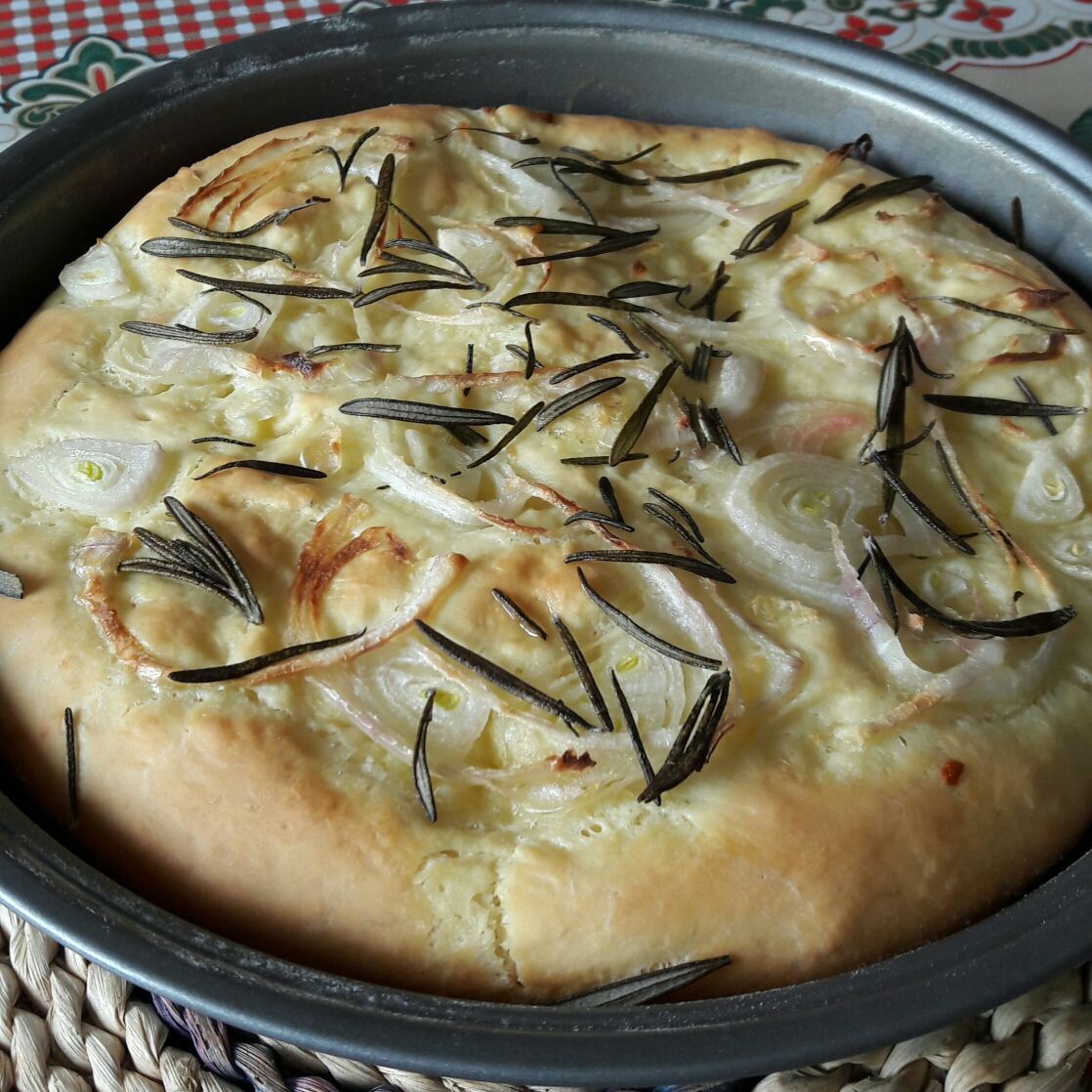 Foccacia levíssima de alecrim e cebola