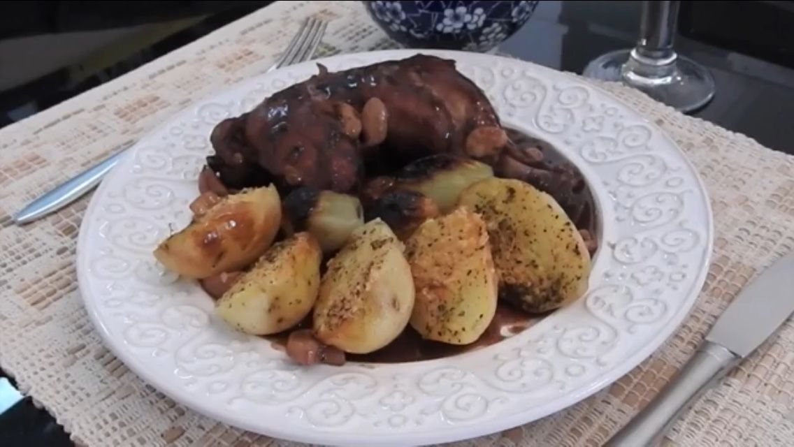 Frango ao vinho (coq au vin)