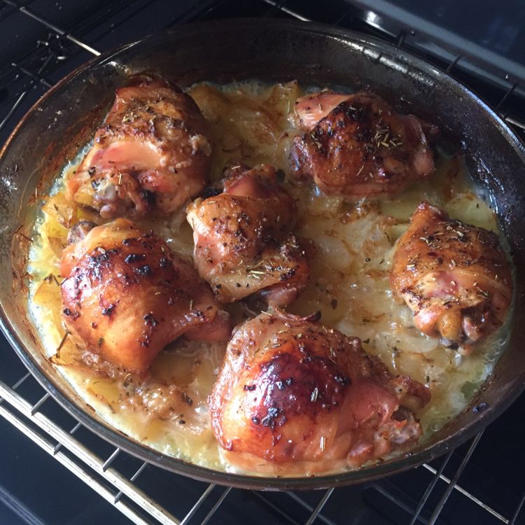 Frango assado com batatas rústicas