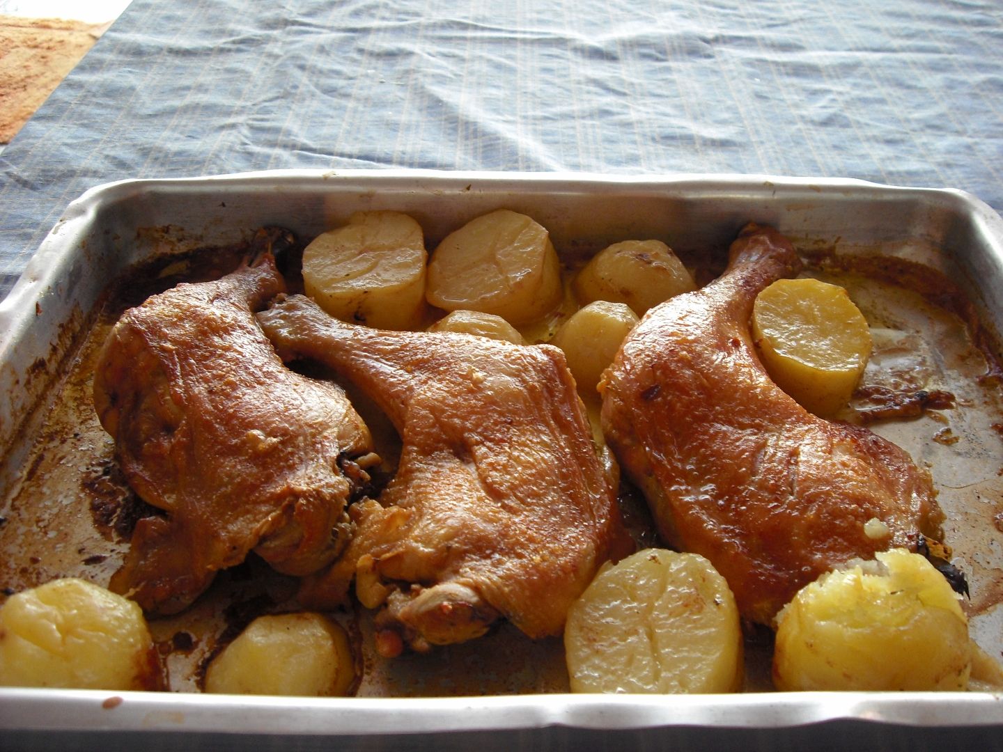 Frango assado no limão com batatas