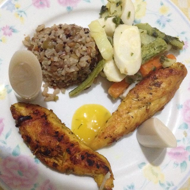 Frango com alecrim e legumes salteados