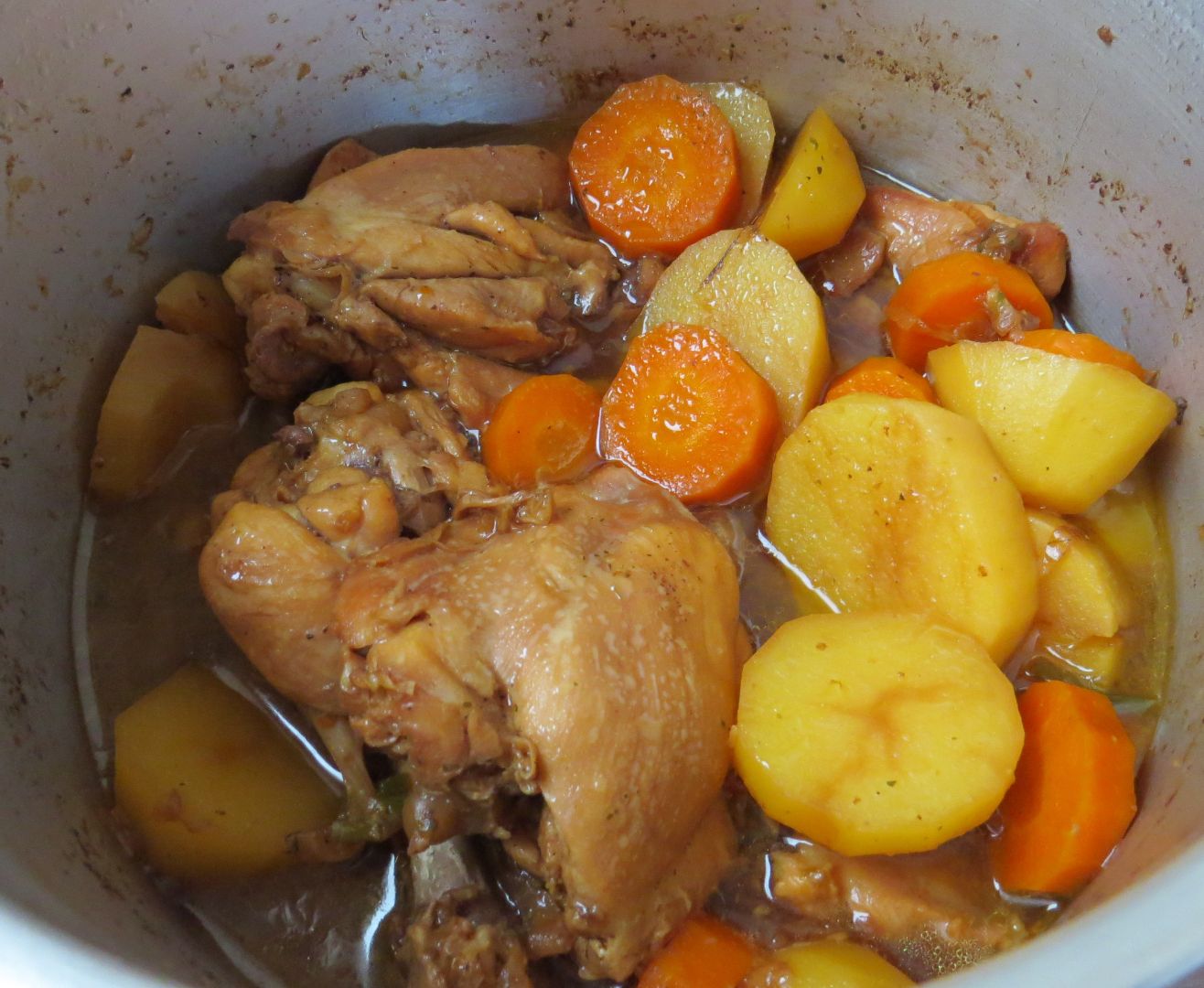 Frango com cenoura e batata na pressão