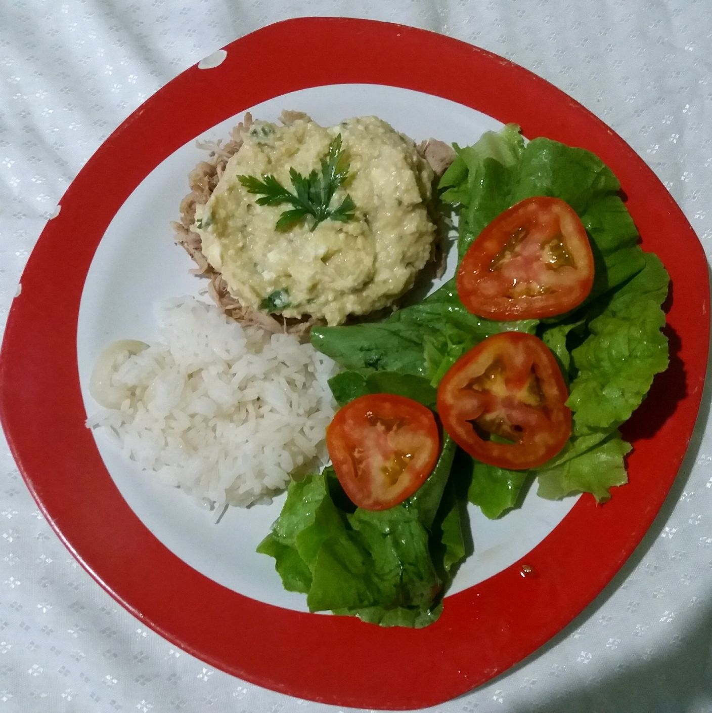 Frango com pasta de grão de bico (homus)