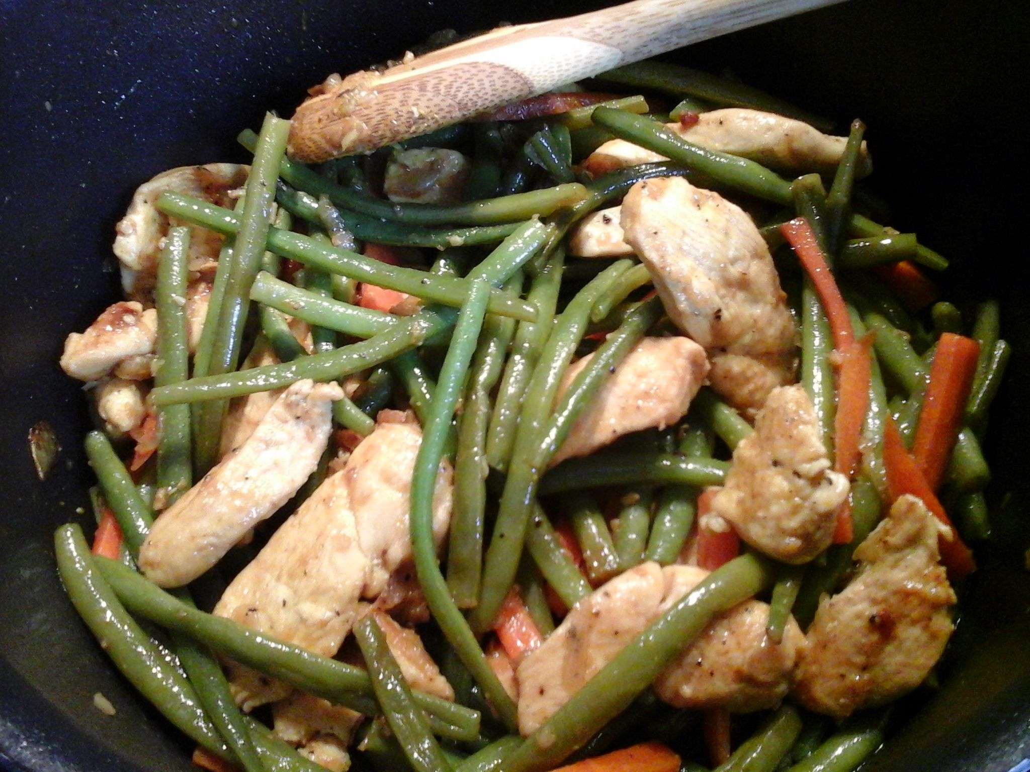 Frango salteado com cenoura e vagem