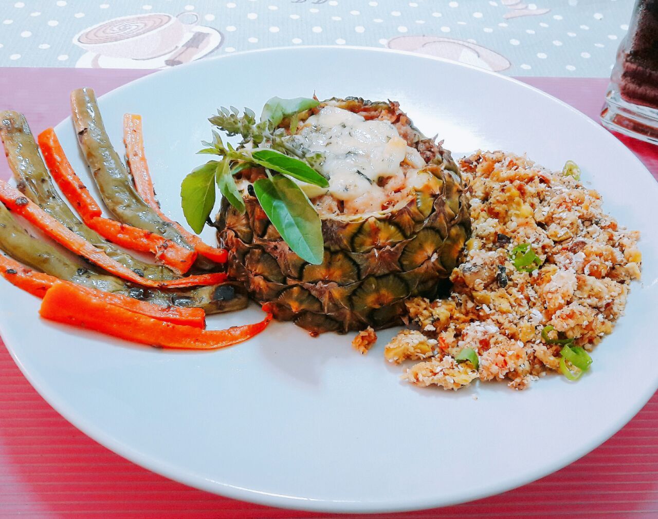 Frango tropical com legumes salteados e farofa de aveia