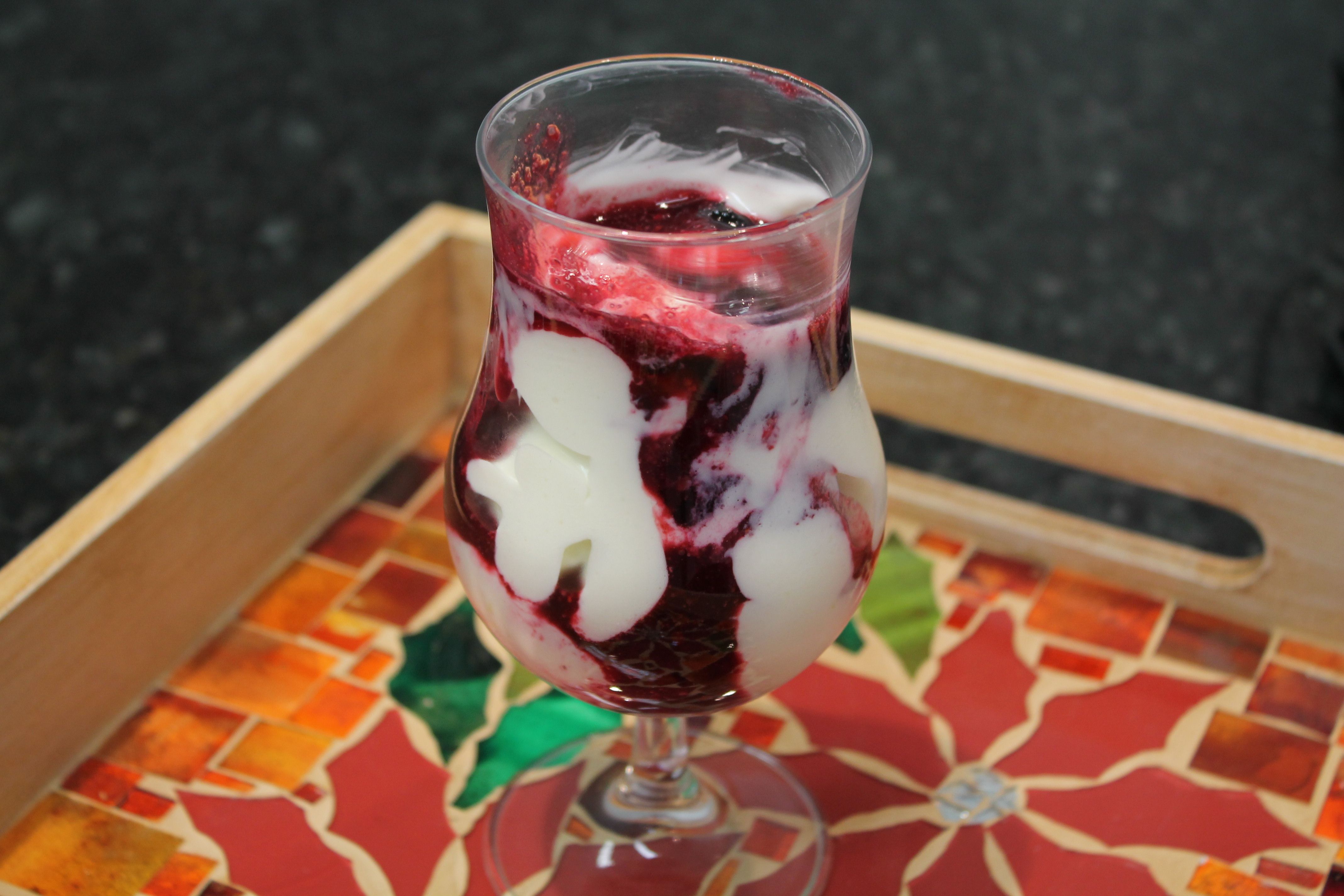 Frozen de iogurte com calda de frutas vermelhas