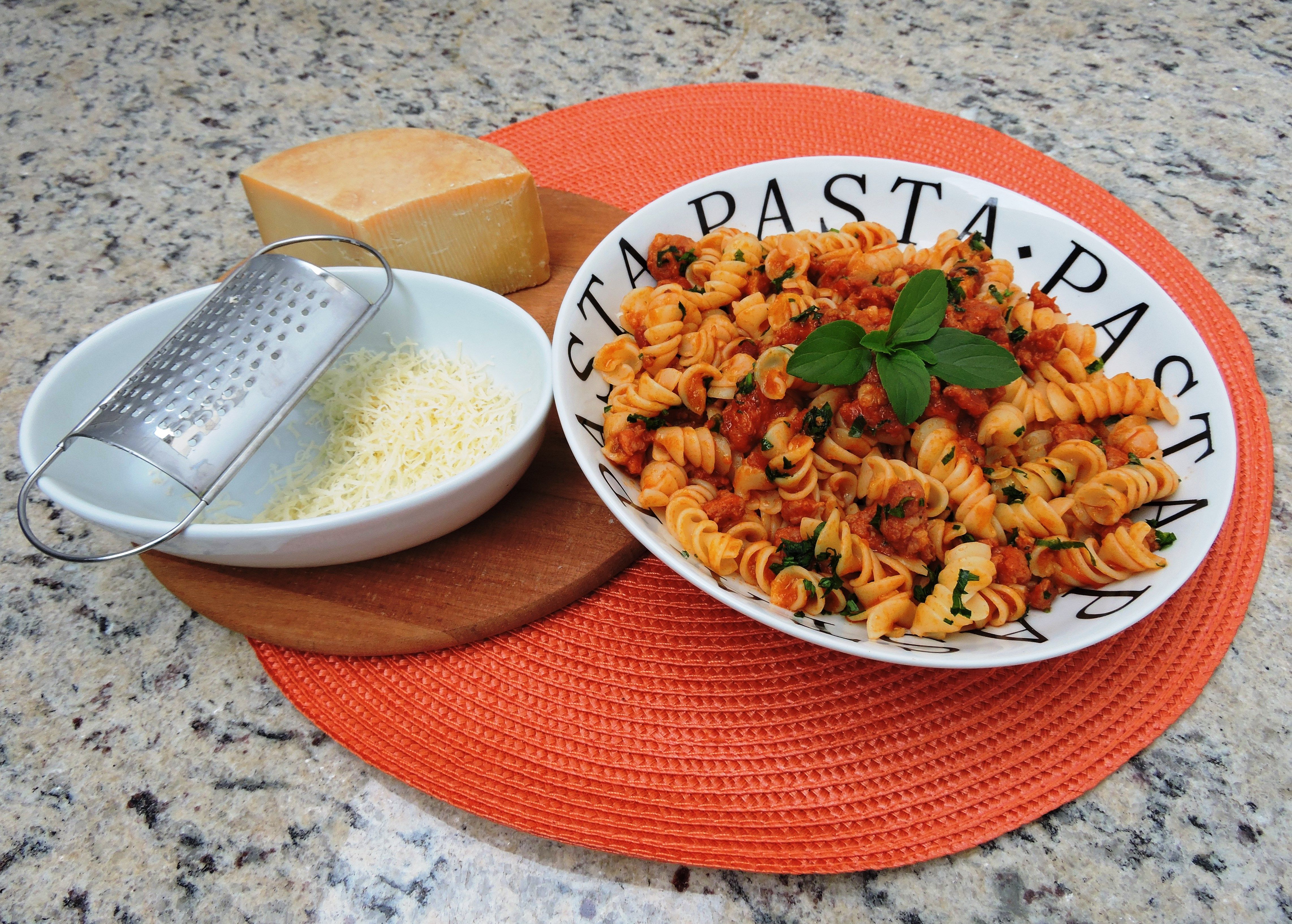 Fusilli ao molho de linguiça toscana