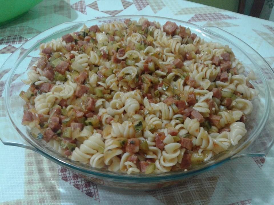 Fusilli com abobrinha e calabresa