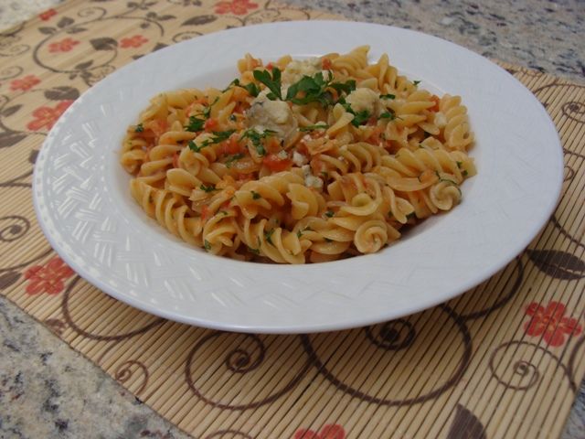 Fusilli com tomates frescos e gorgonzola