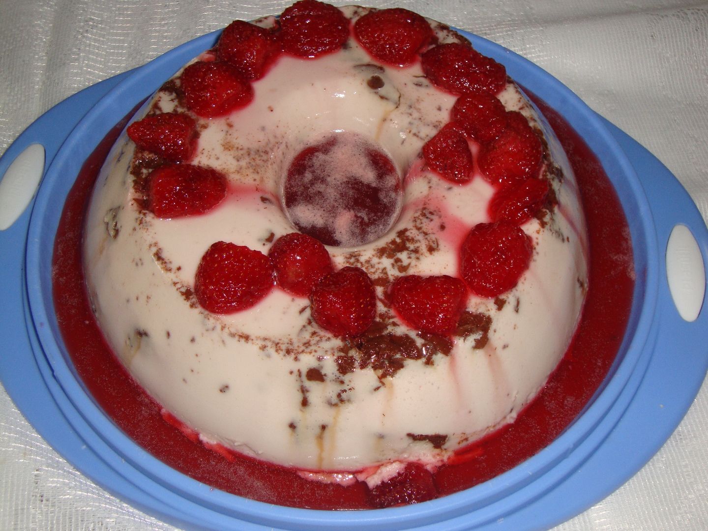 Gelado de morango com calda de morango