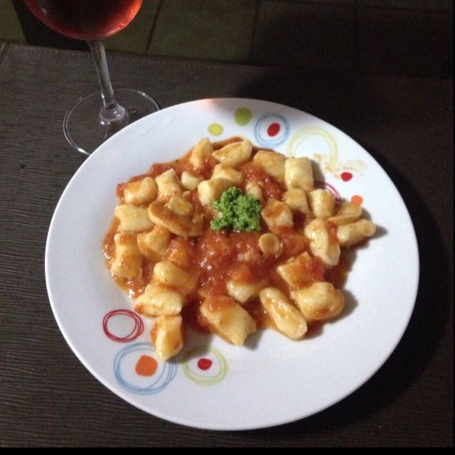 Gnocchi ao molho de tomate rústico e pesto