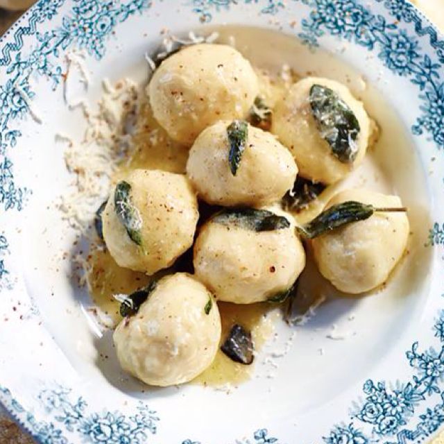 Gnudi ao molho de mateiga com sálvia