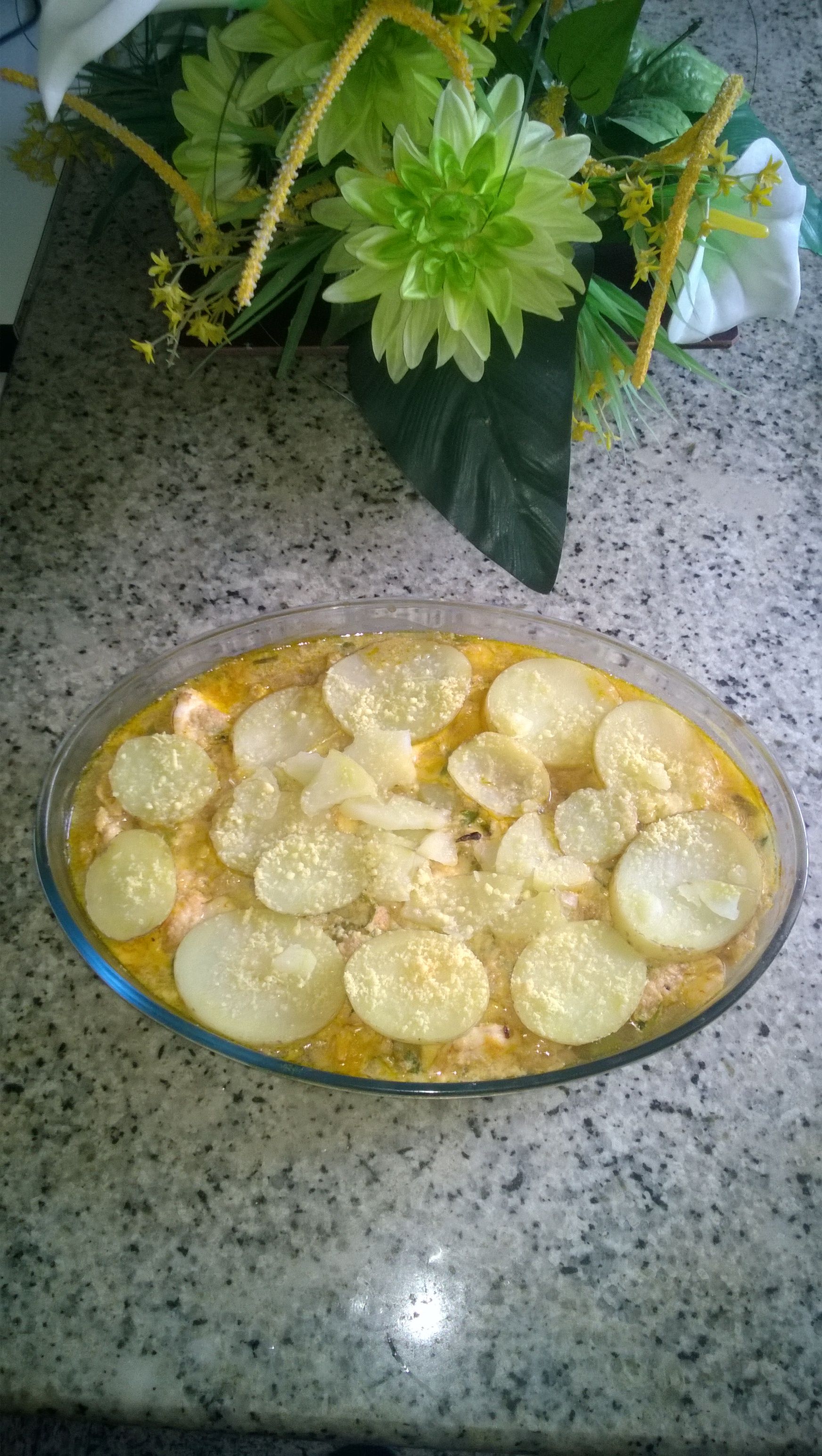 Gratinado de batata com bacalhau e camarão