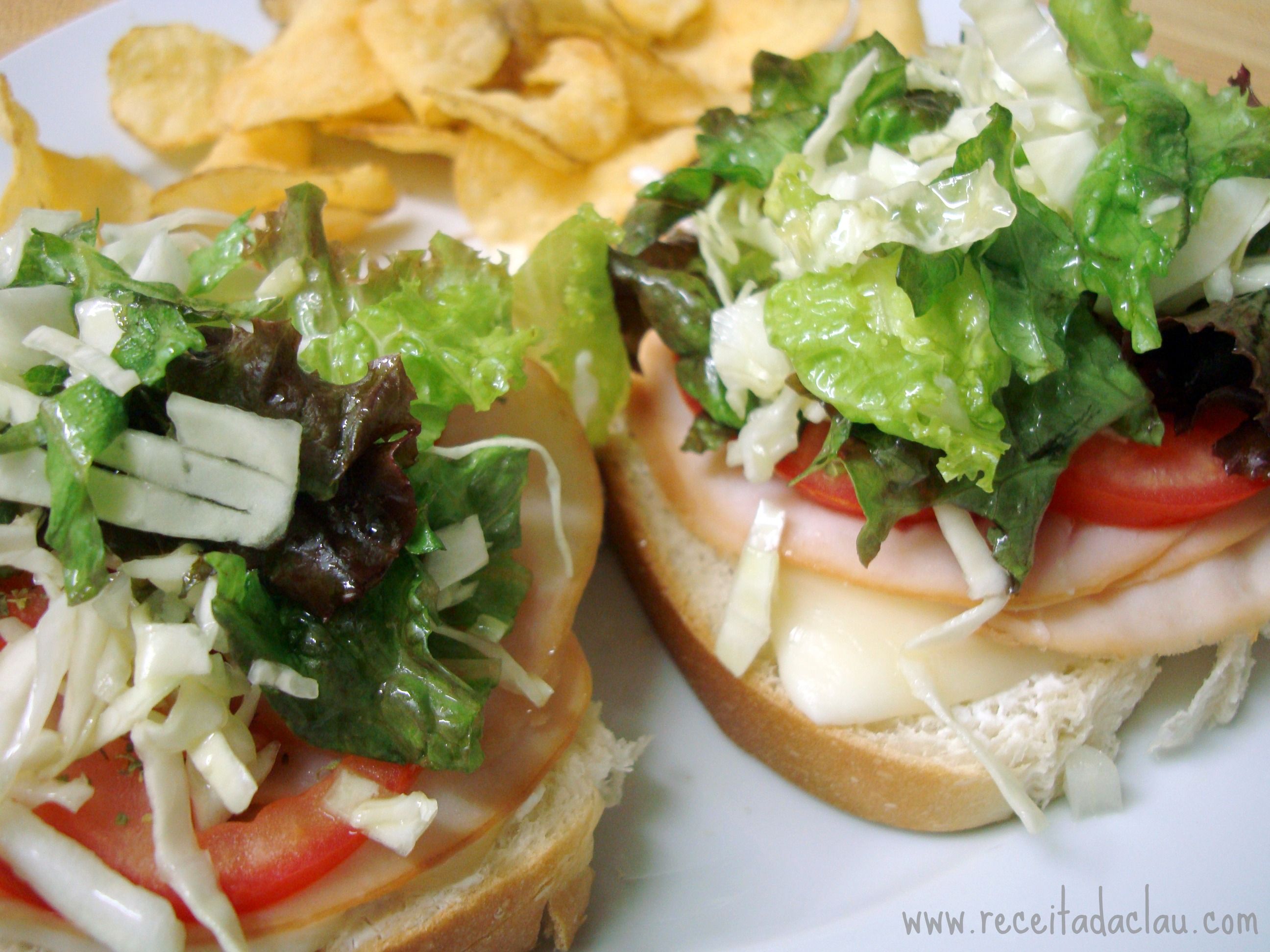 Lanche de peito de peru com queijo