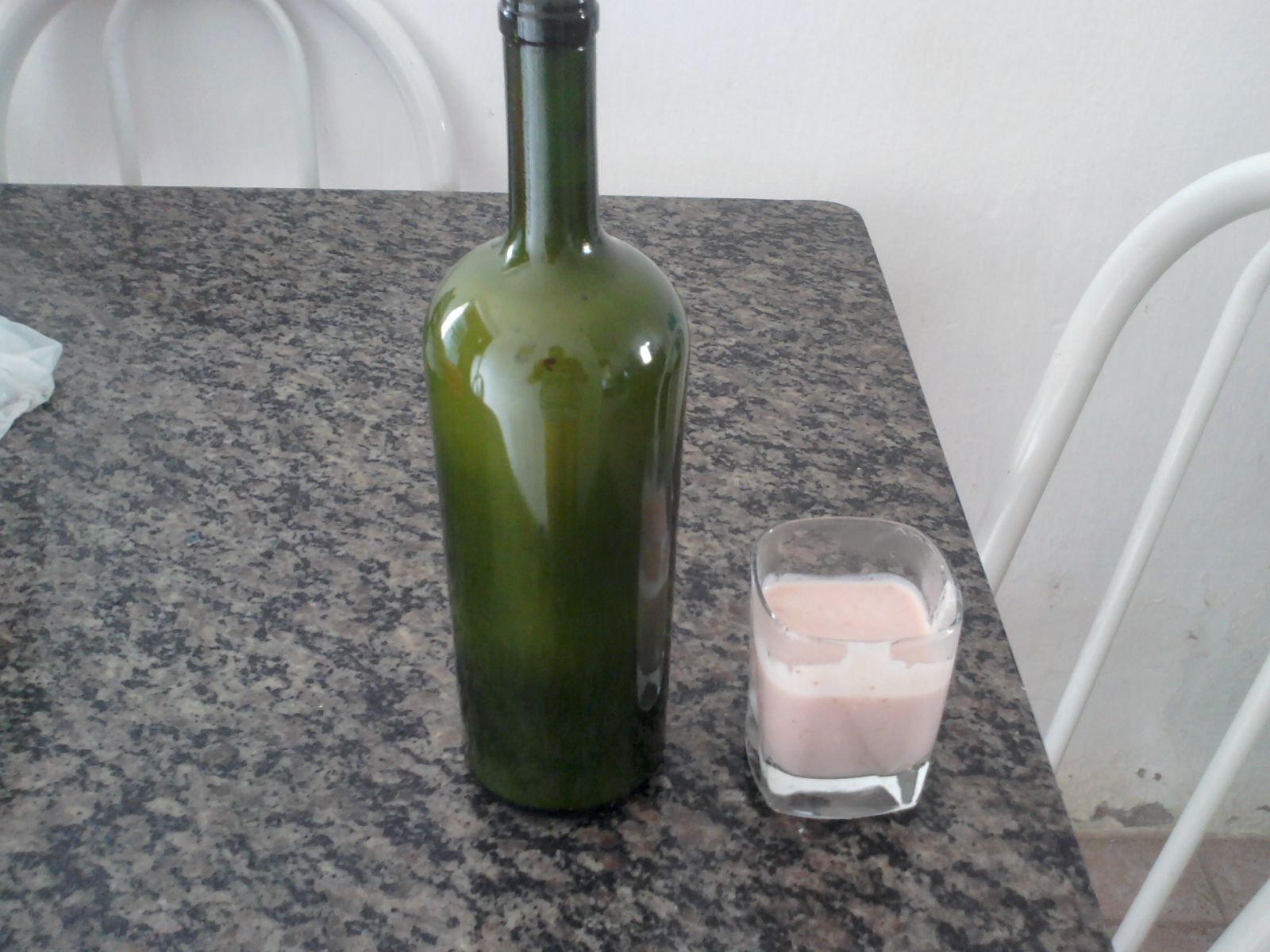 Licor de morango (com leite condensado)