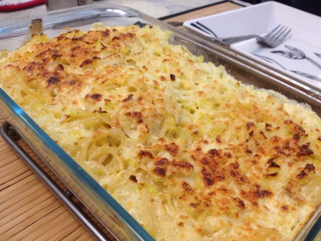 Macarrão ao molho branco com alho-poró e parmesão