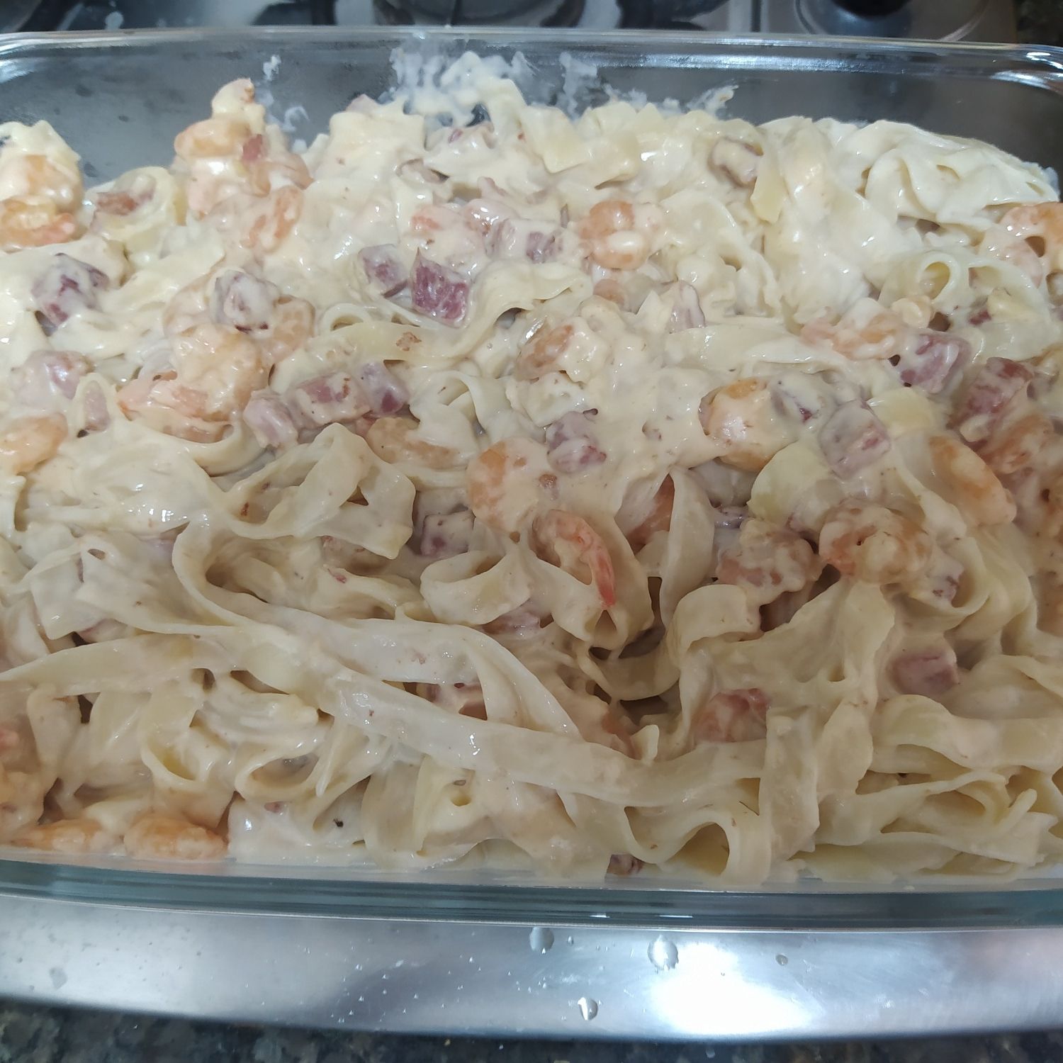 Macarrão ao molho branco com bacon e camarão