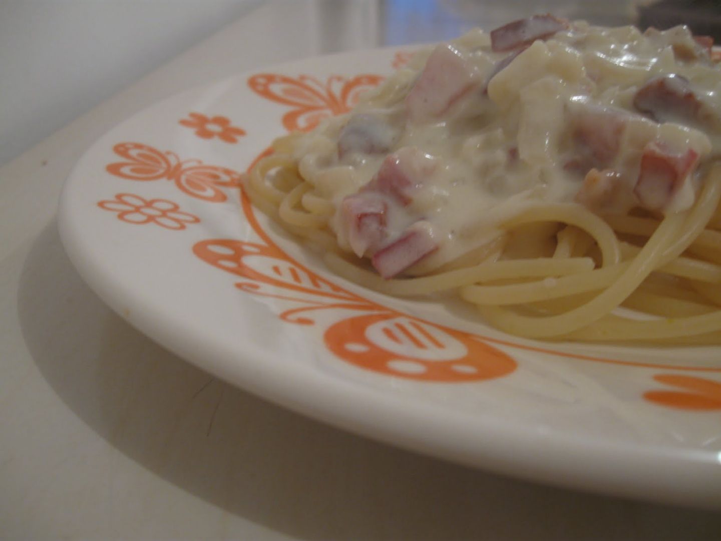 Macarrão ao molho branco com bacon ou presunto