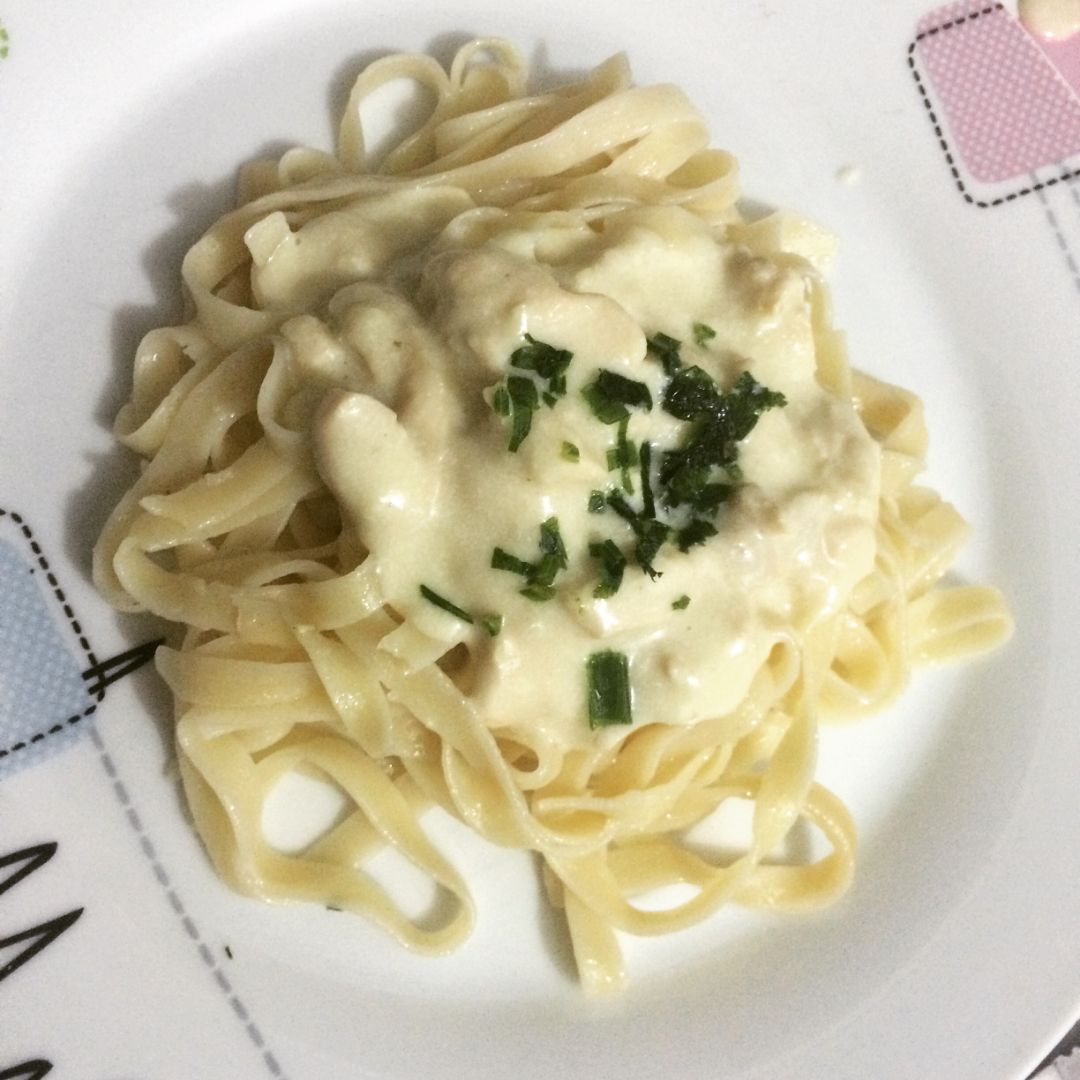 Macarrão ao molho branco com frango e queijo