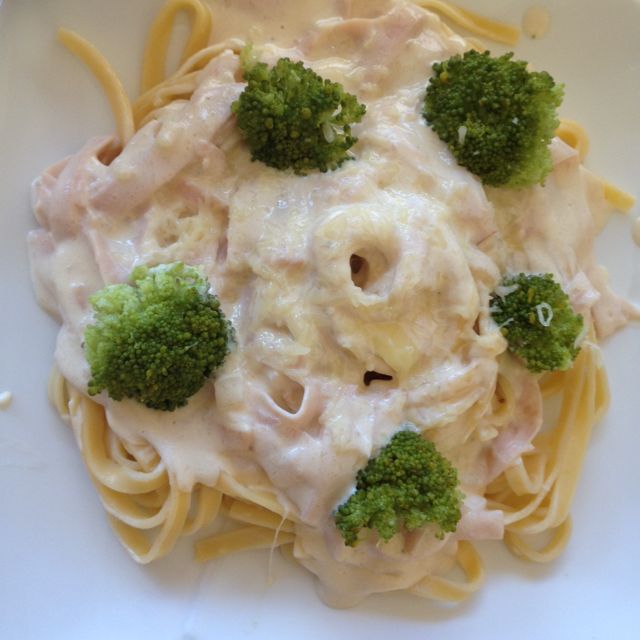 Macarrão ao molho branco com peito de peru