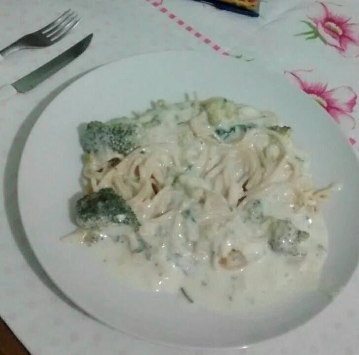 Macarrão ao molho branco e brócolis