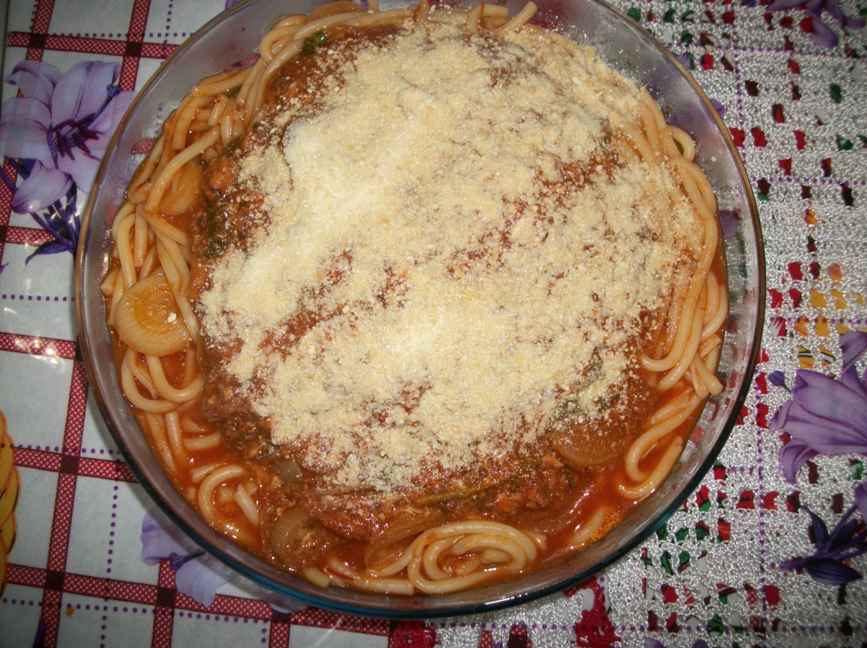 Macarrão ao molho com sardinha e queijo ralado